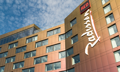 Schillernd rote Fassade macht Luxushotel Radisson Red zum Blickfang - montiert mit SX3